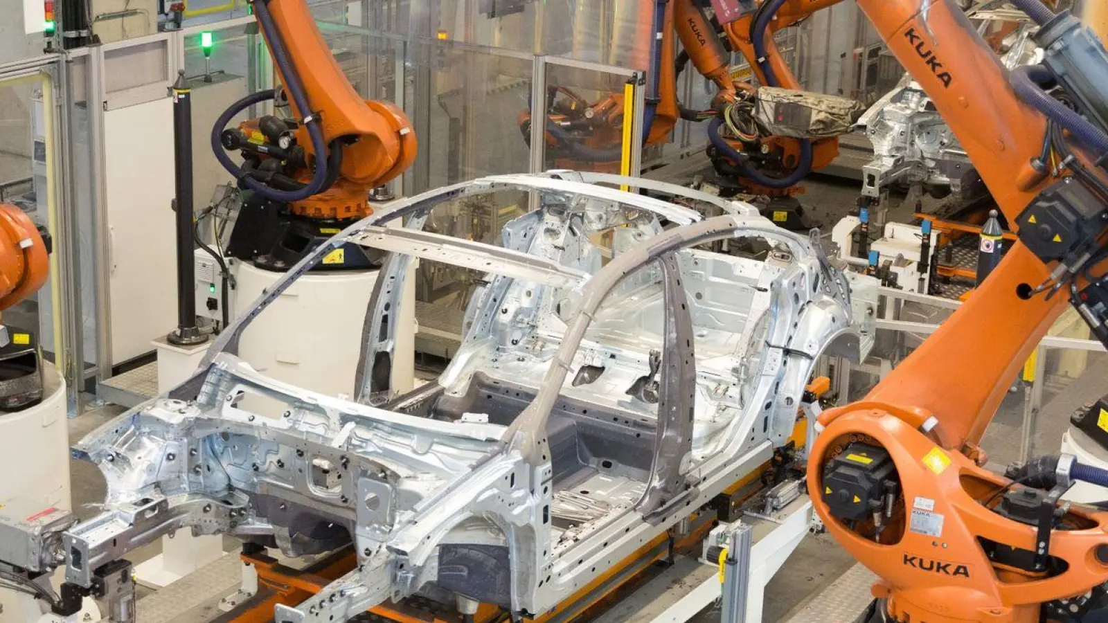 eile eines Volkswagens werden im Karosseriewerk im Volkswagen Werk Emden von Kuka-Robotern zusammengefügt. (Foto: Jörg Sarbach/dpa)