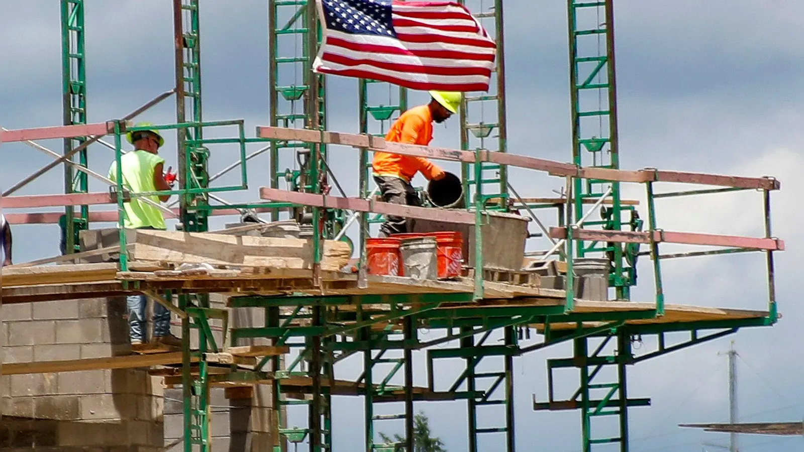 Der Arbeitsmarkt in den USA entwickelt sich schlechter als erwartet. (Archivbild) (Foto: Keith Srakocic/AP/dpa)