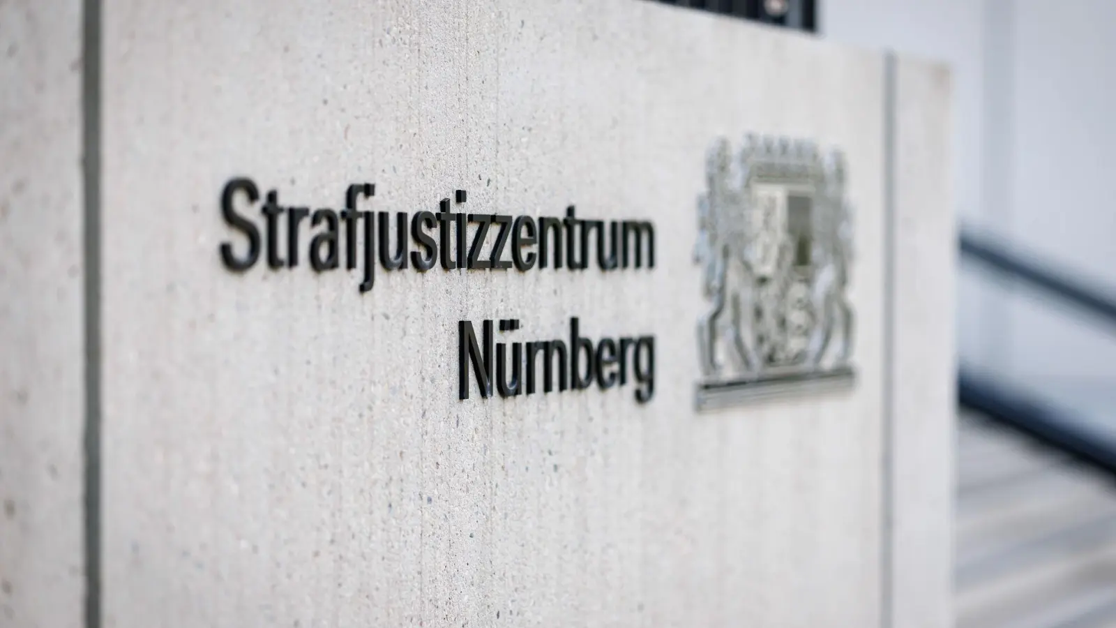 Das Landgericht verurteilte alle fünf Angeklagten zu Bewährungsstrafen. (Archivbild)  (Foto: Daniel Karmann/dpa)