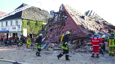 Die Wände der Bäckerei am Marktplatz wurden durch die Explosion zerstört, das Dach sank nach unten. Die Gastwirtschaft mit Metzgerei auf der linken Seite wurde schwer beschädigt.  (Foto: Manfred Blendinger)
