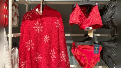 Geschenkte rote Unterwäsche, in der Silvesternacht getragen, soll Glück im neuen Jahr bringen.    (Foto: Sabine Dobel/dpa)