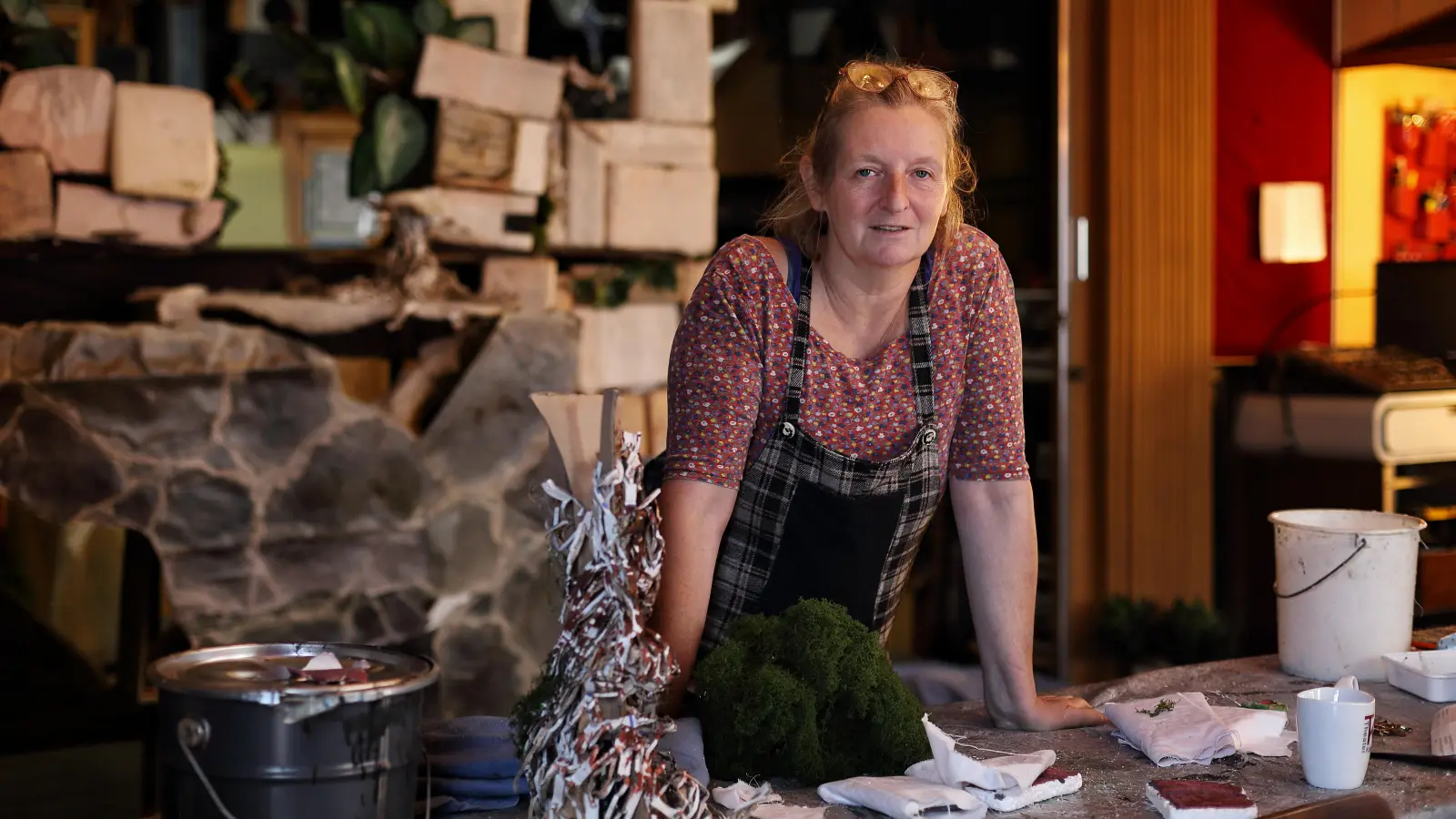Hat das Foyer ihres Theaters zur Werkstatt umfunktioniert. Claudia Kucharski baut im Theater Kopfüber am Bühnenbild für ihr nächstes Märchenstück. (Foto: Thomas Wirth)