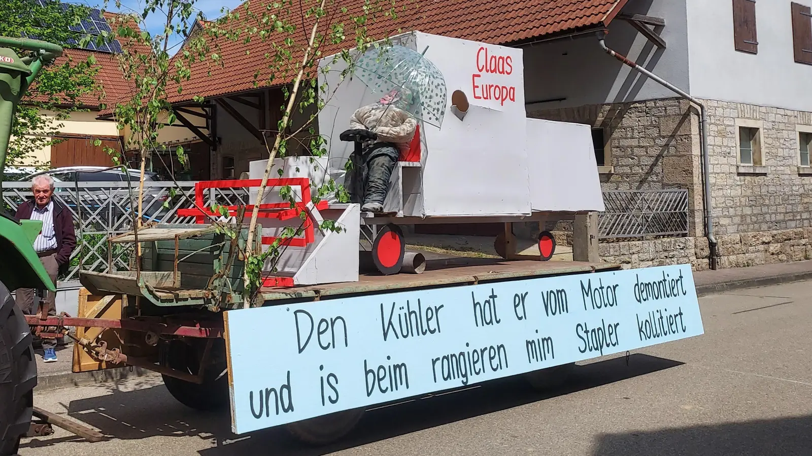 Im letzten Jahr schaffte es der Claas-Europa-Mähdrescher eines Oberickelsheimers auf den Wagen. Welche Geschichten werden wohl in diesem Jahr gezeigt? (Foto: Ramona Emmert)
