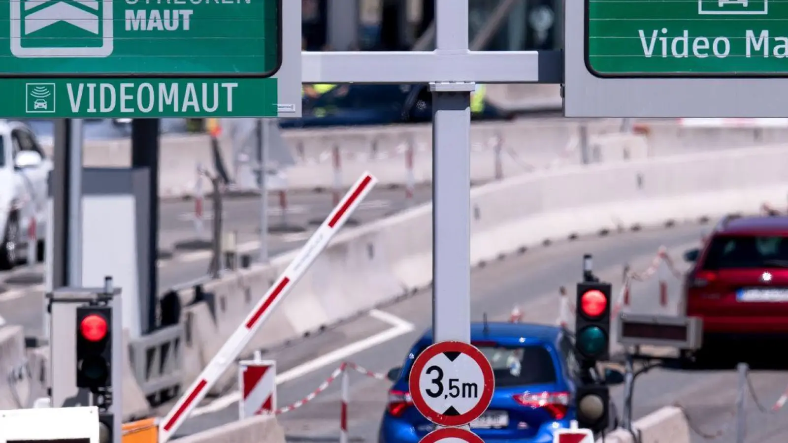 Auf einigen Routen müssen Autofahrer in Österreich zusätzlich zur Vignettenpflicht eine sogenannte Streckenmaut bezahlen. (Foto: Sven Hoppe/dpa)