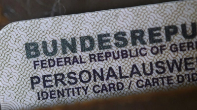 Ein Dokument führt die Ermittler zu einem jungen Mann. (Symbolbild) (Foto: Marijan Murat/dpa)