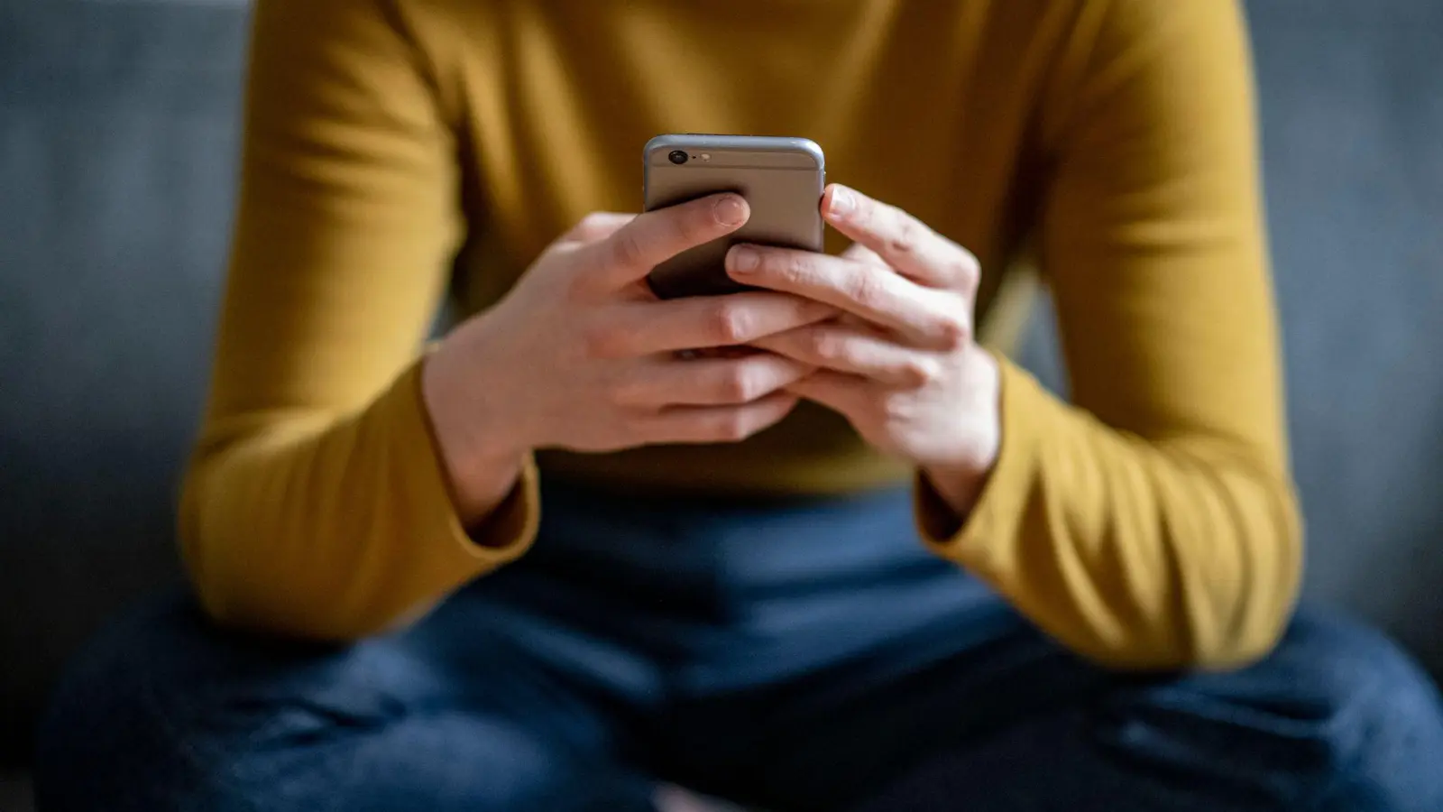 Zieht ein Arbeitgeber eine Kündigung in Erwägung, muss er auch während des Urlaubs des Arbeitnehmers innerhalb einer Woche eine Anhörung versuchen. (Foto: Fabian Sommer/dpa/dpa-tmn)