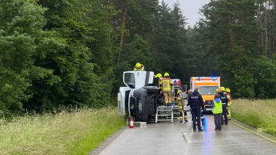 Auf der Beifahrerseite landete ein Lieferwagen bei Schellert. Der Fahrer konnte aus dem Führerhaus klettern. (Foto: Feuerwehr Neustadt)