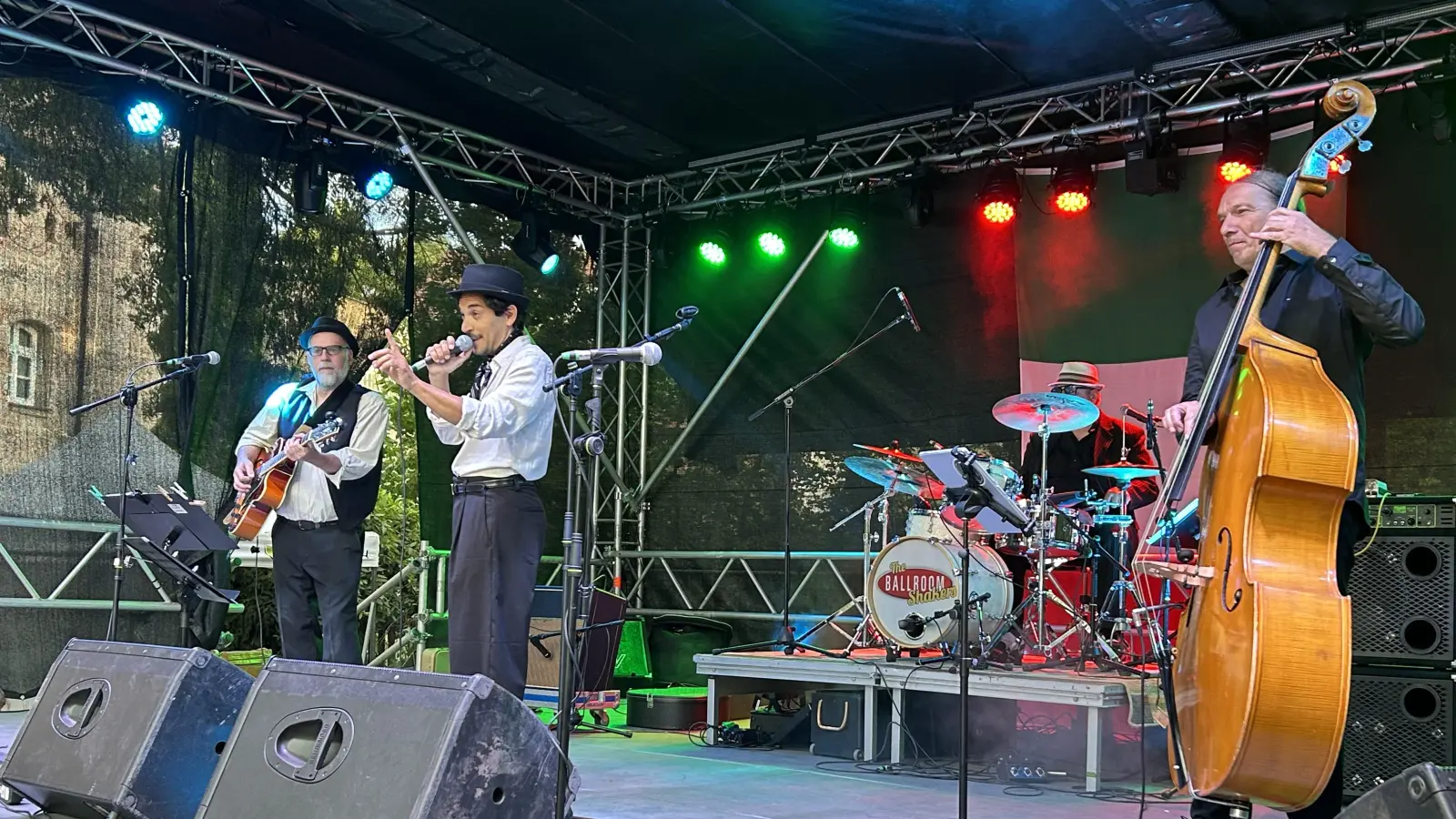 Charme, Witz und viel Flair: Das Quartetto Corleone mit Sänger Alessandro Mega kredenzte auf der Ziegenwiese etliche Klassiker und nahm das Publikum mit auf eine Reise über den Brenner. (Foto: Florian Pöhlmann)