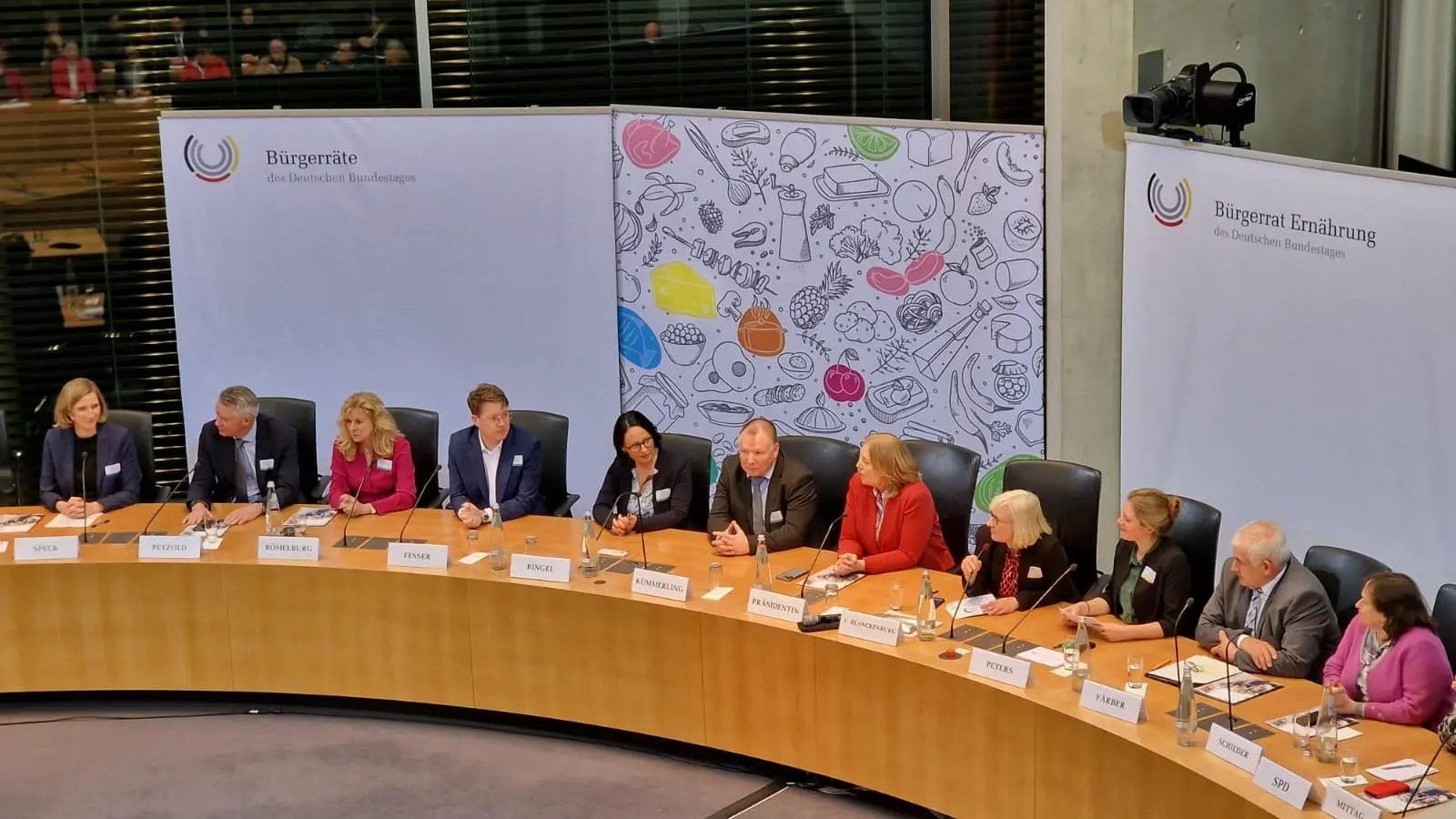 Der Bürgerrat übergab dem Bundestag seine Empfehlungen. „Nachrücker“ Martin Kümmerling saß dabei direkt neben der Bundestagspräsidentin Bärbel Bas (rotes Jackett). (Foto: Thomas Winkler)