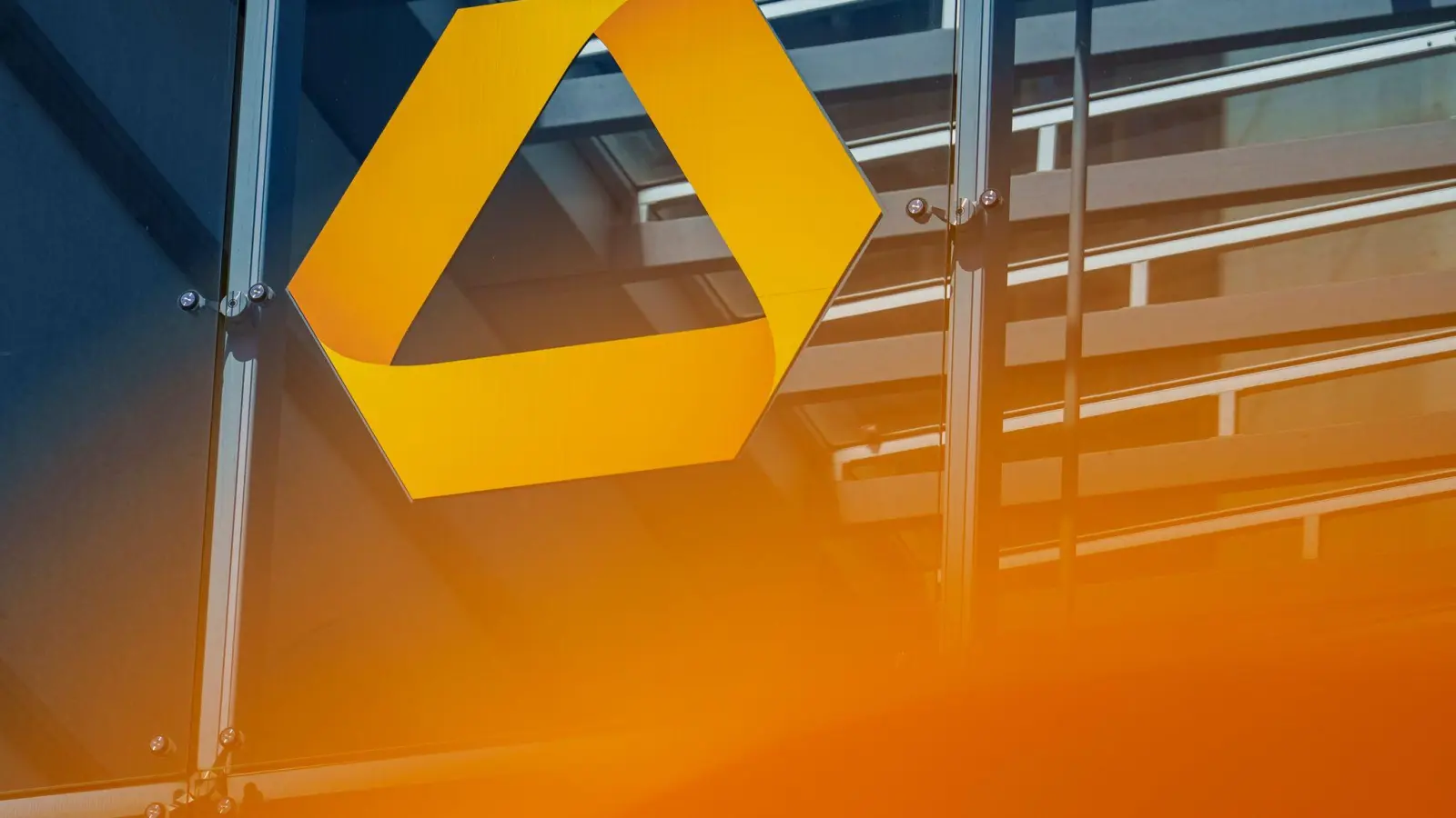 Um die Commerzbank ist ein Übernahmekampf entbrannt. (Archivbild) (Foto: Andreas Arnold/dpa)