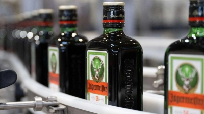 Jägermeister trotzt dem schwachen Markt und verkauft deutlich mehr Flaschen seines Kräuterlikörs. (Archivbild) (Foto: Sebastian Kahnert/dpa)
