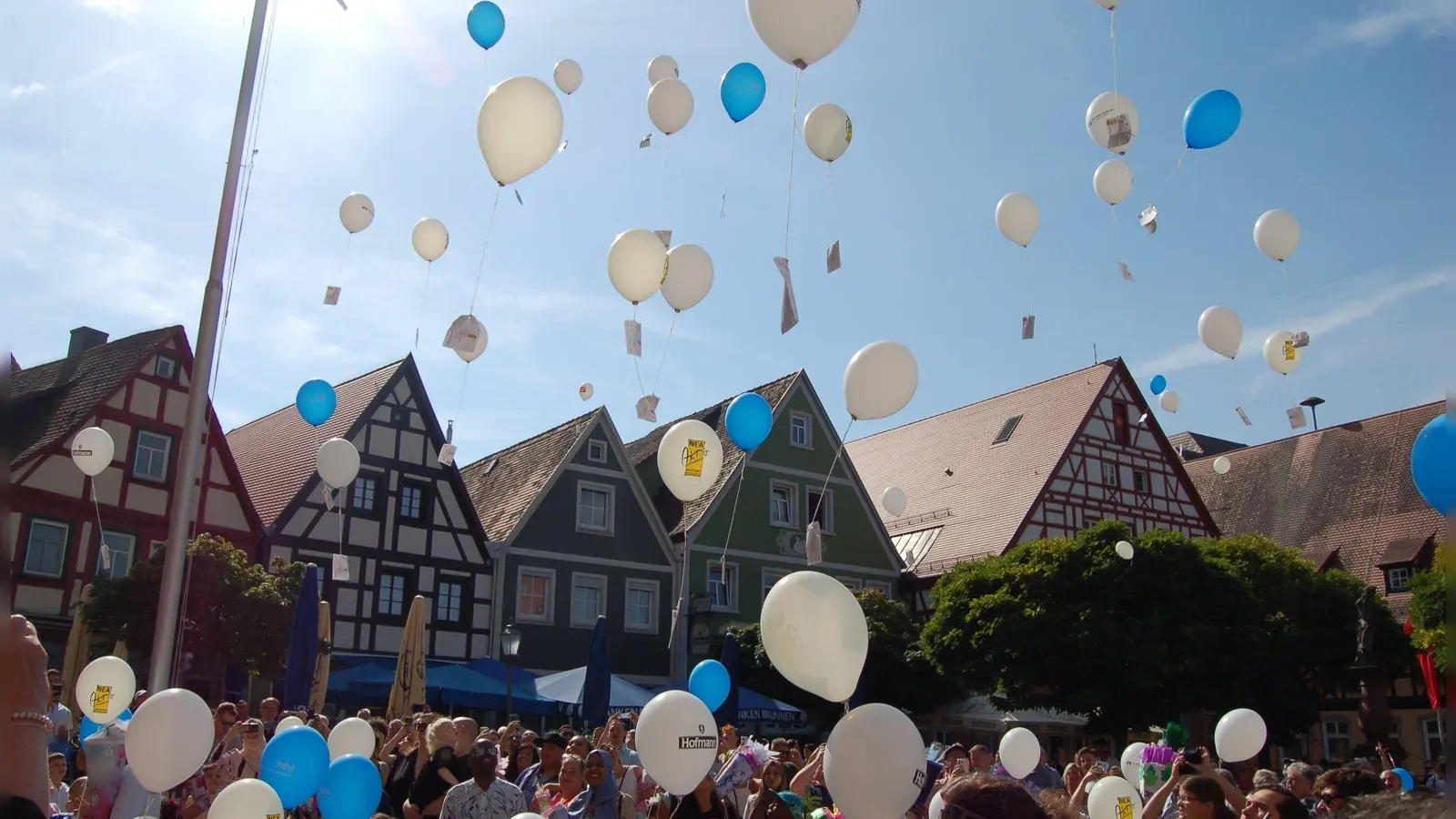 Der Luftballonstart der Werbegemeinschaft für die Erstklässler fand gestern bei strahlendem Sonnenschein auf dem Neustädter Marktplatz statt. 149 Kinder wurden in der Kreisstadt eingeschult. (Foto: Christa Frühwald)