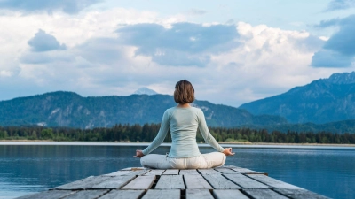 Einfach da sein und bei sich, egal, was um einen herum los ist: Dabei hilft Meditieren, etwa mit der bewährten Bergmeditation. (Foto: Daniel Ingold/Westend61/dpa-tmn)