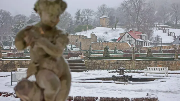 Schneebedeckt ist der Barockgarten des kleinen Schlosses in Blankenburg (Sachsen-Anhalt). (Foto: Matthias Bein/dpa)
