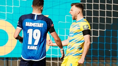 Braunschweigs Torschütze Manuel Wintzheimer (r) jubelt über das Führungstor zum 0:1 per Strafstoß. (Foto: Uwe Anspach/dpa)