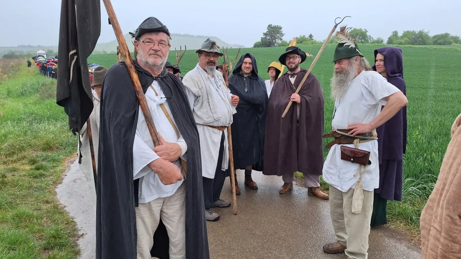 Die Schillingsfürster Bauern haben einen weiten Marsch vor sich. In mehreren Tagesetappen geht es gen Würzburg. Am Samstag wird gestartet. Auch im Mai waren sie schon unterwegs, damals in der Nähe von Weinsberg. (Foto: Markus Hofmann)
