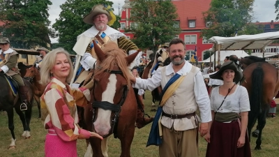 Keine Angst vor Pferden: Unser Foto zeigt Schwedens Vertreterin Veronika Wand-Danielsson zusammen mit Obrist Peter Kober, dem Vorstand des Lagers, Andreas Mack, und Marketenderin Ulrike Hochmut. (Foto: Friedrich Zinnecker)