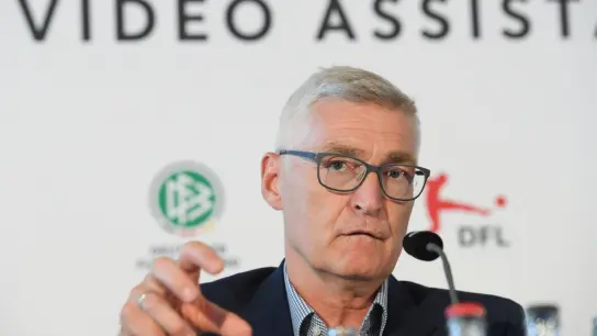 DFB-Schiedsrichter-Chef Lutz Michael Fröhlich hat sich zu möglichen Änderungen für die Ligen geäußert. (Foto: Arne Dedert/dpa)