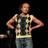 Nur echt im Pullunder: Olaf Schubert trägt ihn selbstverständlich auch in seinem Programm „Jetzt oder now”. (Foto: Thomas Wirth)