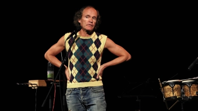 Nur echt im Pullunder: Olaf Schubert trägt ihn selbstverständlich auch in seinem Programm „Jetzt oder now”. (Foto: Thomas Wirth)