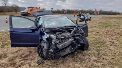 Auf der Staatsstraße zwischen Sugenheim und Uffenheim hat ein Vorfahrtsfehler an der Abzweigung bei Herbolzheim zu einem schweren Unfall geführt. (Foto: Johannes Zimmermann)