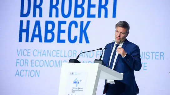 Wirtschaftsminister Robert Habeck beim vierten German - African Business Summit (GABS) in Johannesburg. (Foto: Bernd von Jutrczenka/dpa)