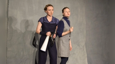 Bei den Ansbacher Puppenspielen waren Adeline Rüss (links) und Anniek Vetter zu Gast. Mit ihnen lernten die großen und kleinen Besucherinnen und Besucher, ganz genau hinzuhören. (Foto: Christina Özbek)
