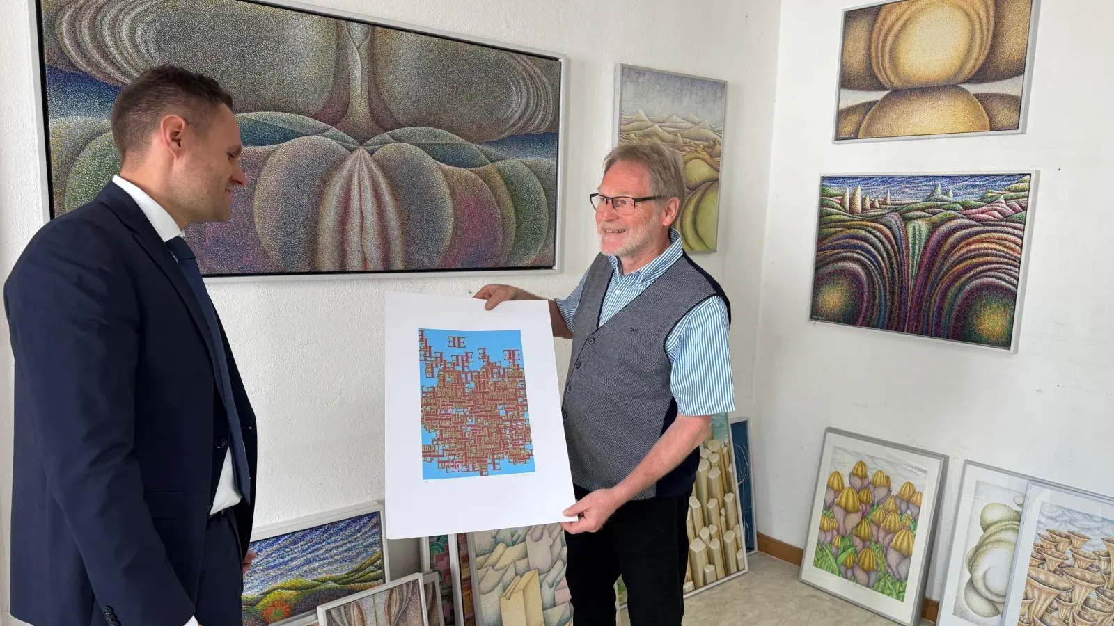 Fabian Flohr (l.), der Vorsitzende der „Stiftung mittelfränkischer Tierschutz“, und der Kunstpädagoge Helmut Sacha diskutieren über die Arbeiten von Horst Merck. (Foto: Lara Hausleitner)