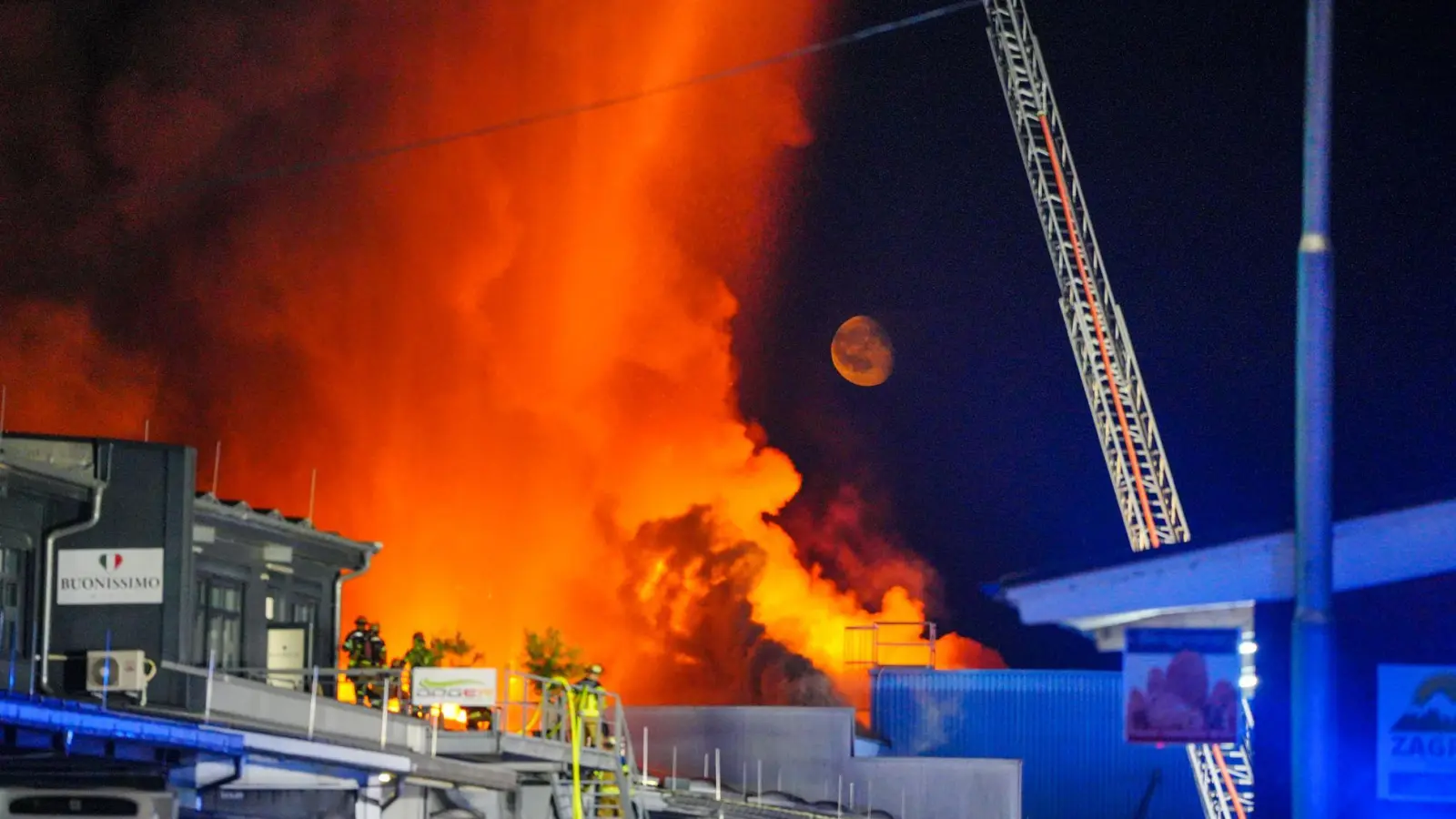Einsatzkräfte der Feuerwehr bekämpfen einen Brand in einem Gewerbegebiet in Stuttgart. (Foto: Enrique Kaczor/dpa)