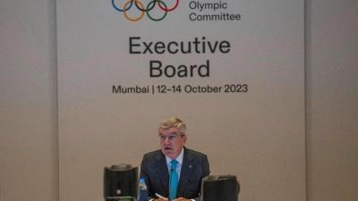 IOC-Präsident Thomas Bach bei der Sitzung der Exekutive in Mumbai. (Foto: Rafiq Maqbool/AP/dpa)
