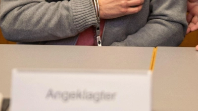 Mit Handschellen gefesselt sitzt der Angeklagte im Ulmer Landgericht. (Foto: Stefan Puchner/dpa)