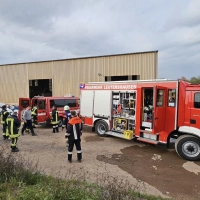 Wenn es brennt – wie hier in einem Gewerbebetrieb in Wiedersbach – ist der schnelle Einsatz der örtlichen Feuerwehr entscheidend, bis Verstärkung aus Nachbarorten kommt. Doch in Leutershausen ist es derzeit nicht gut um den Brandschutz bestellt: Mehrere Tragkraftspritzen der Wehren in Stadtteilen sind defekt. (Archivfoto: Wolfgang Grebenhof)