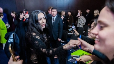 Hat mit „brat“ den Zeitgeist geprägt: Charli xcx. (Foto: Christoph Soeder/dpa)