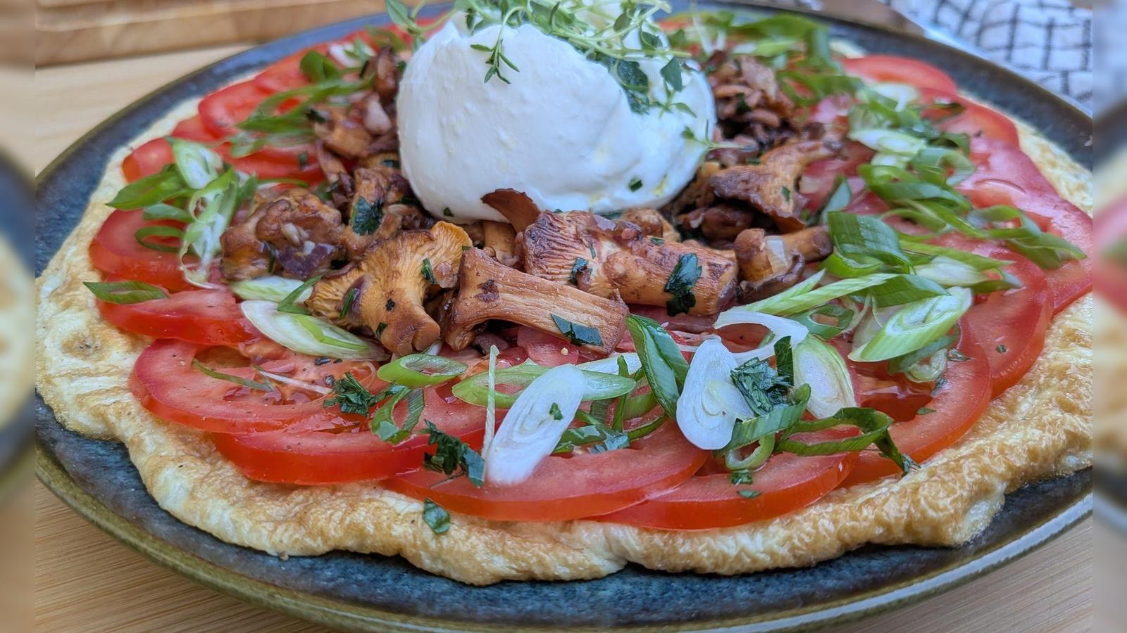 Pfifferlings-Omelett mit Tomatencarpaccio und Burrata