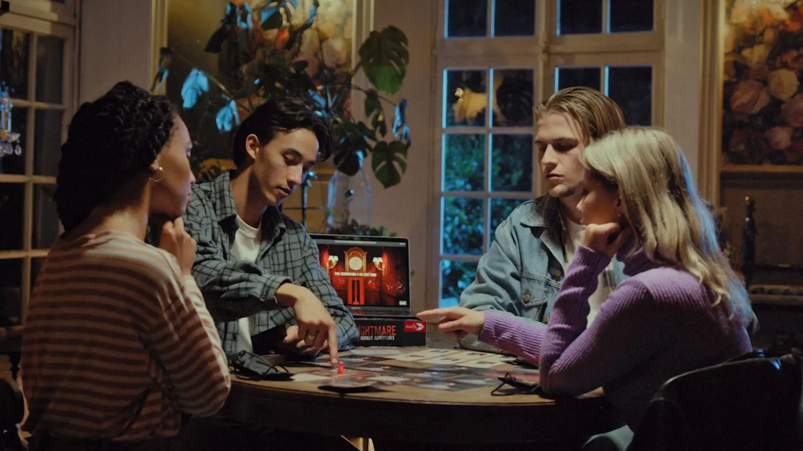 „Nightmare“ ist für 4 bis 5 Spielende ausgelegt. Mit genau 5 Personen geht es allerdings am besten. Dann kann jeder eine andere Rolle des Familienclans übernehmen. (Foto: Simba Dickie Group/dpa-tmn)