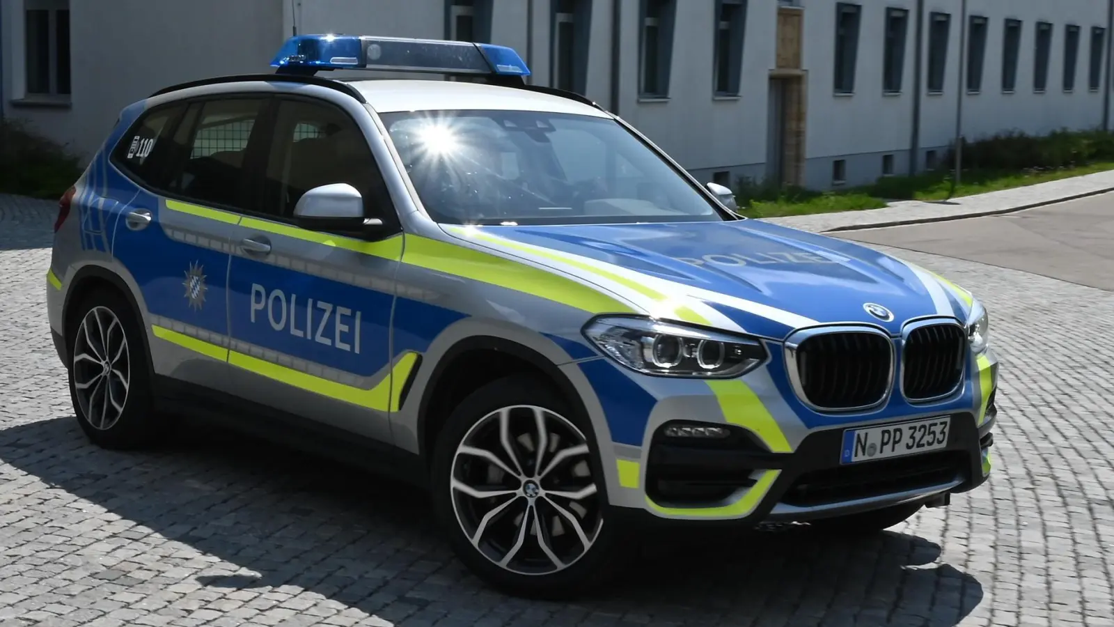 Beim Anblick eines Streifenwagens der Verkehrspolizei wollte sich ein 32-Jähriger verstecken.  (Symbolbild: Manfred Blendinger)