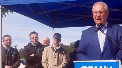 Bayerns Innenminister Joachim Herrmann (rechts) war der Hauptredner beim CSU-Treffen am Drei-Franken-Stein bei Burghaslach. Ihm lauschten gebannt der Neustädter CSU-Landtagsabgeordnete Werner Stieglitz (links), der Ansbacher CSU-MdL Andreas Schalk (Zweiter von links) und der Neustädter Landrat Dr. Christian von Dobschütz (im beigen Mantel). (Foto: Sandra Buchwald)