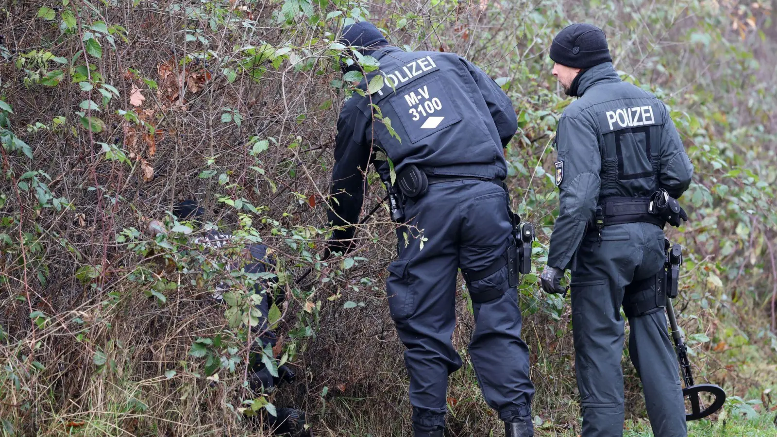 Nach Auskunft von Staatsanwaltschaft und Polizeipräsidium Rostock waren rund 20 Beamte im Einsatz. (Foto: Bernd Wüstneck/dpa)