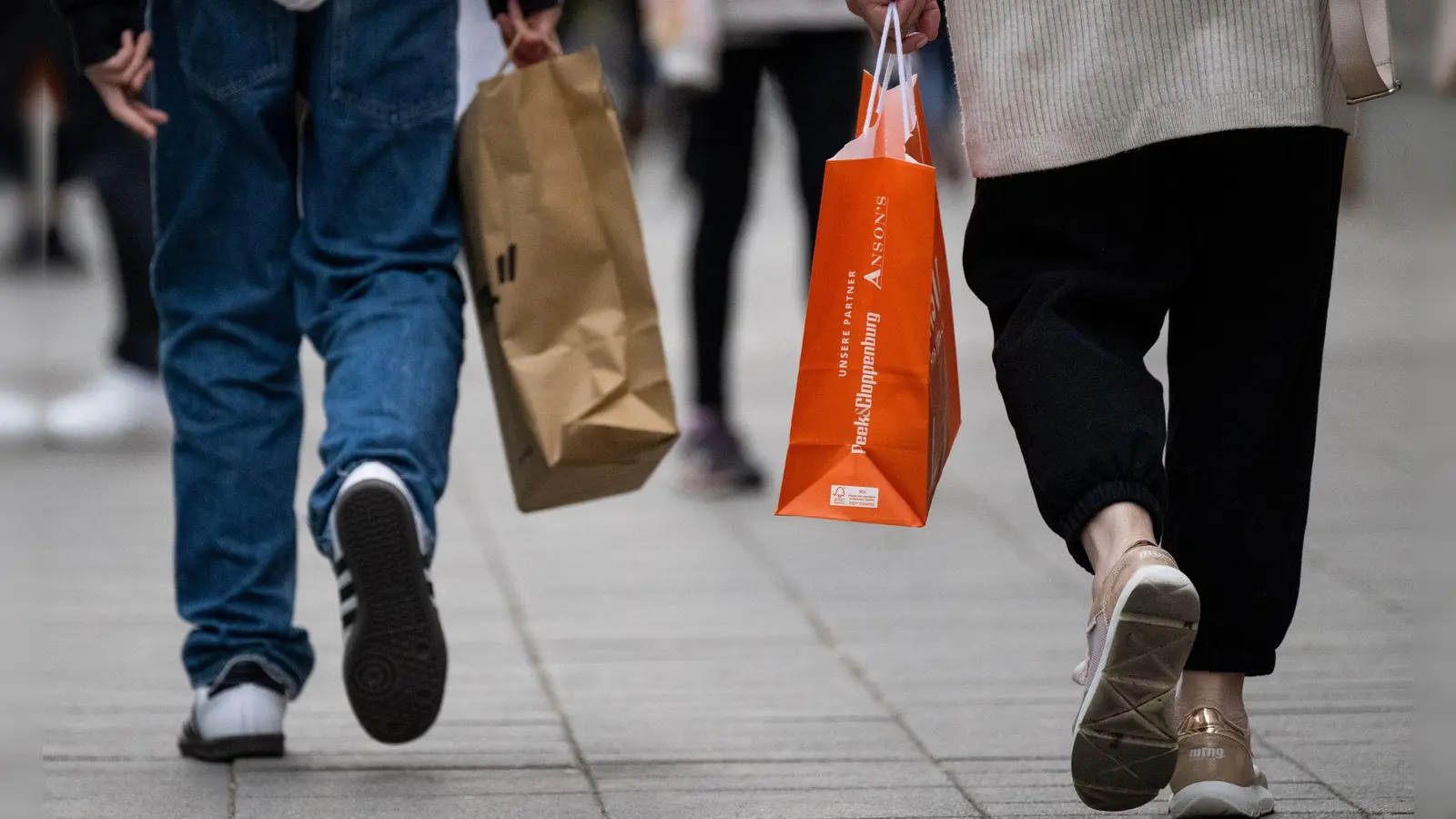 Die gestiegenen Preise sorgen dafür, dass viele Konsumenten sparen und weniger einkaufen. (Foto: Monika Skolimowska/dpa)