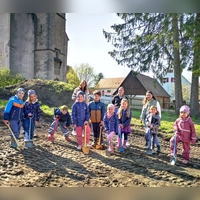 In seinem Jubiläumsjahr wird der Kindergarten in Kloster Sulz auch erweitert. Wo das neue Gebäude entstehen soll, schwangen einige der Kleinen schon einmal symbolisch den Spaten. Das Foto zeigt sie mit (von links) Leiterin Daniela Bäuerlein und den Erzieherinnen Milena Albig und Lara Wieczorek. Im Hintergrund sind Teile der alten Klosteranlage zu sehen, die als Stammdomizil weiterhin genutzt wird. (Foto: Jürgen Binder)