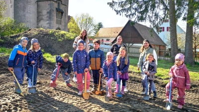 In seinem Jubiläumsjahr wird der Kindergarten in Kloster Sulz auch erweitert. Wo das neue Gebäude entstehen soll, schwangen einige der Kleinen schon einmal symbolisch den Spaten. Das Foto zeigt sie mit (von links) Leiterin Daniela Bäuerlein und den Erzieherinnen Milena Albig und Lara Wieczorek. Im Hintergrund sind Teile der alten Klosteranlage zu sehen, die als Stammdomizil weiterhin genutzt wird. (Foto: Jürgen Binder)