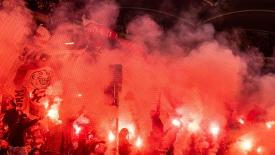 Beim Spiel in Basel brannten die VfB-Fans Feuerwerkskörper ab - ähnlich wie hier bei einem früheren Heimspiel gegen den FC Bayern. (Archiv) (Foto: Christoph Schmidt/dpa)