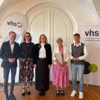 Feierten gemeinsam 80 Jahre vhs Dinkelsbühl (von links): Dr. Christoph Hammer, Oberbürgermeister der Stadt Dinkelsbühl, Petra Winterstein, stellvertretende Aufsichtsratsvorsitzende des Bayerischen Volkshochschulverbands, Ulrike Herzog, Leiterin der vhs Landkreis Ansbach, Ingeborg Raab, Leiterin der vhs Dinkelsbühl, und Landrat Marco Meier. (Foto: Celine Jungbluth)