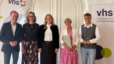 Feierten gemeinsam 80 Jahre vhs Dinkelsbühl (von links): Dr. Christoph Hammer, Oberbürgermeister der Stadt Dinkelsbühl, Petra Winterstein, stellvertretende Aufsichtsratsvorsitzende des Bayerischen Volkshochschulverbands, Ulrike Herzog, Leiterin der vhs Landkreis Ansbach, Ingeborg Raab, Leiterin der vhs Dinkelsbühl, und Landrat Marco Meier. (Foto: Celine Jungbluth)