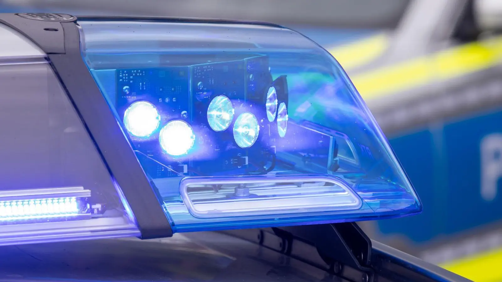 Zahlreiche Einsatzkräfte und ein Hubschrauber waren an der Suche beteiligt. (Symbolbild) (Foto: Daniel Karmann/dpa)