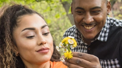 „Guck mal, das Video ist lustig!“: Gemeinsam lacht es sich am besten.  (Foto: Christin Klose/dpa Themendienst/dpa-tmn)