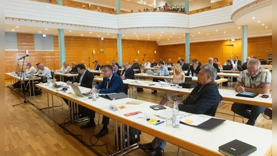 Im Onoldiasaal beriet der neugewählte Stadtrat, mit welchen Ausschüssen er in den nächstn sechs Jahren seine Arbeit organisieren will. (Foto: Evi Lemberger)