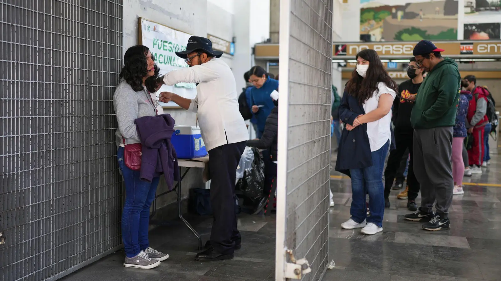 Selbst in U-Bahn-Stationen wird geimpft: Schutz vor Masern in Mexiko.  (Foto: Eduardo Verdugo/AP/dpa)