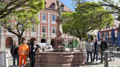 Im Neptunbrunnen sprudelt es wieder. Vom Bauhofteam freuten sich Frank Maes, Thomas Rost, Hausmeister Stefan Popp und Bauhofleiter Gerald Schorr zusammen mit den Inhabern der ausführenden Betriebe Raphael Kilian, Bernd Bender, Bürgermeister Alexander Müller und Günther Zeusel.(von links).  (Foto: Nicole Gunkel)