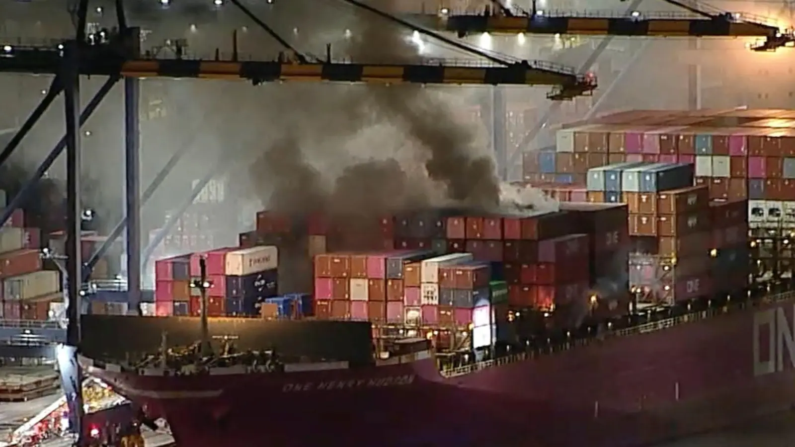 Am Freitagabend war das Feuer auf dem im Hafen von LA angedockten Schiff ausgebrochen, auch Container mit Gefahrstoffen brennen.  (Foto: Uncredited/ABC7/dpa)